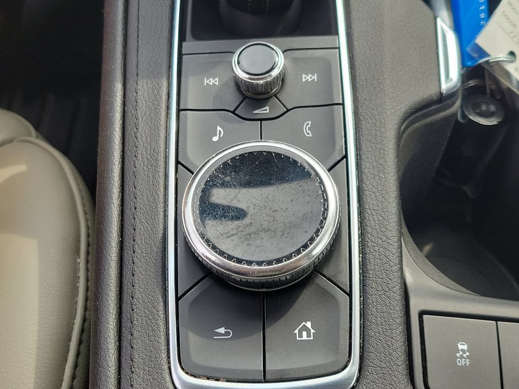 Used 2020 Cadillac XT4 Premium Luxury w/ Cold Weather Package AWD/4WD image 32