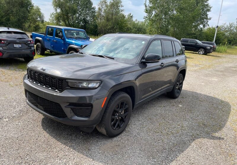 Certified 2024 Jeep Grand Cherokee Altitude AWD/4WD image 2