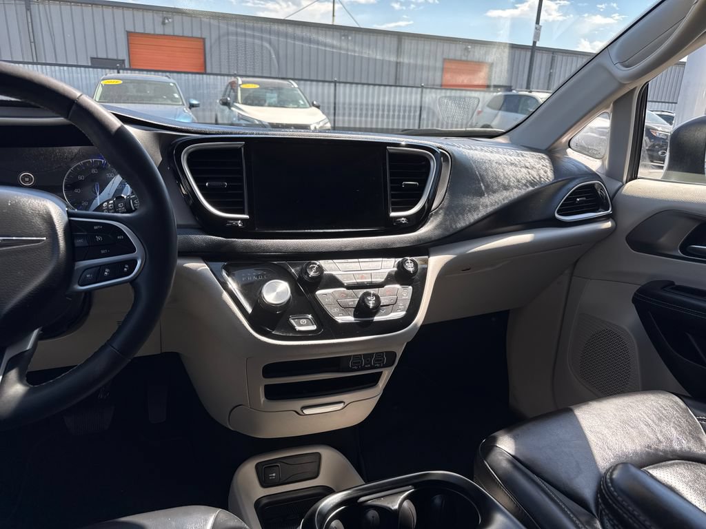 Used 2023 Chrysler Pacifica Touring-L FWD image 16