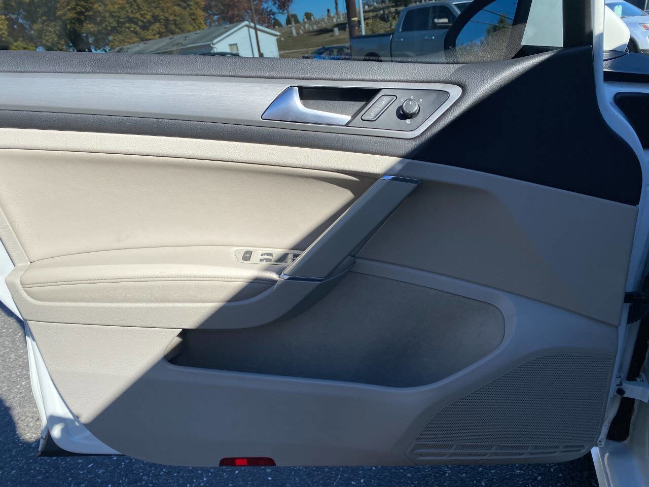 Used 2015 Volkswagen Golf TDI S image 11