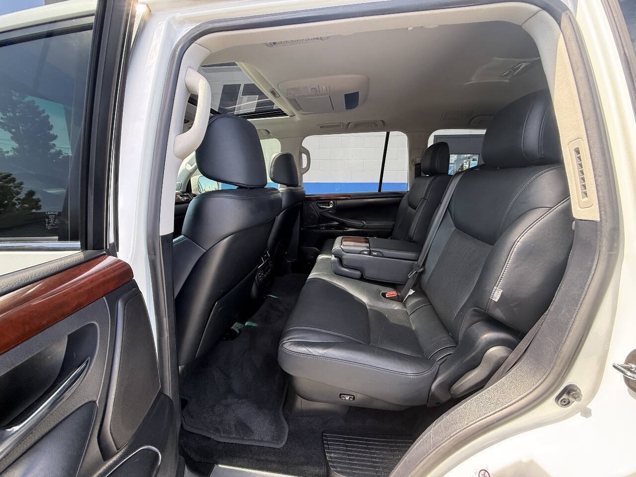 Used 2011 Lexus LX 570 4WD w/ Luxury Pkg w/Pre-crash image 18