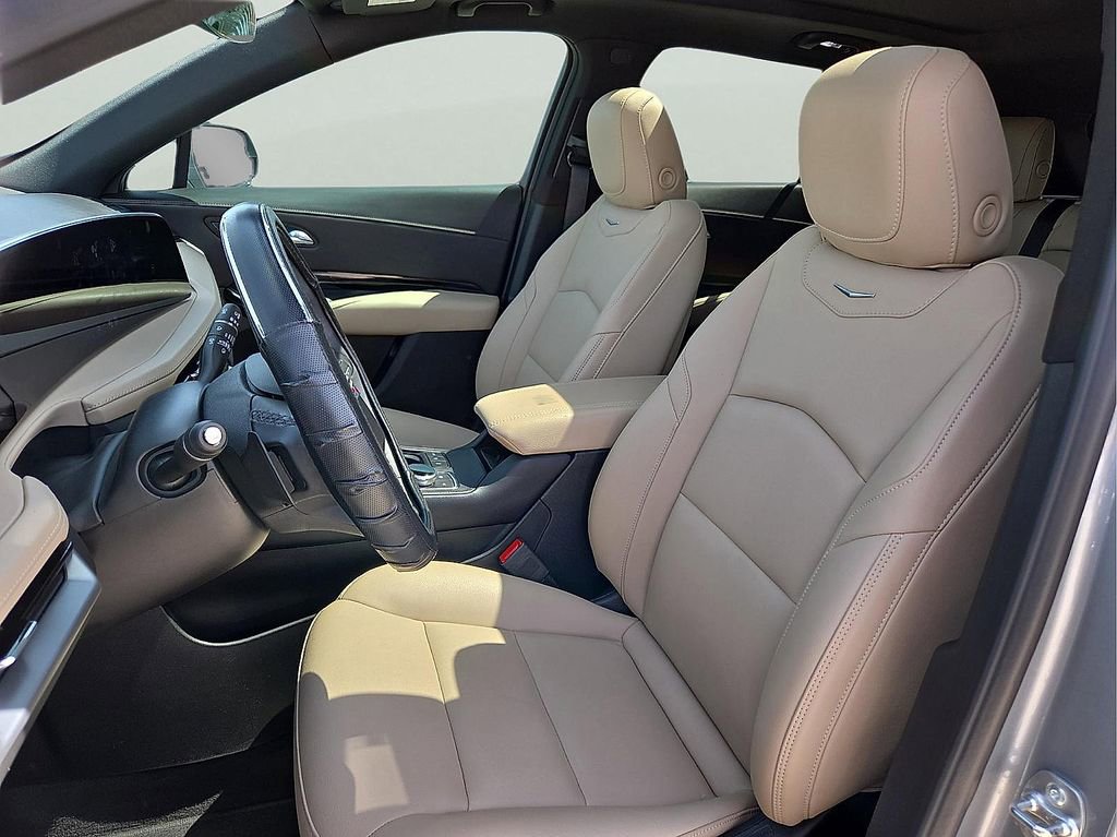 Used 2024 Cadillac XT4 Luxury w/ Cold Weather Package FWD image 15