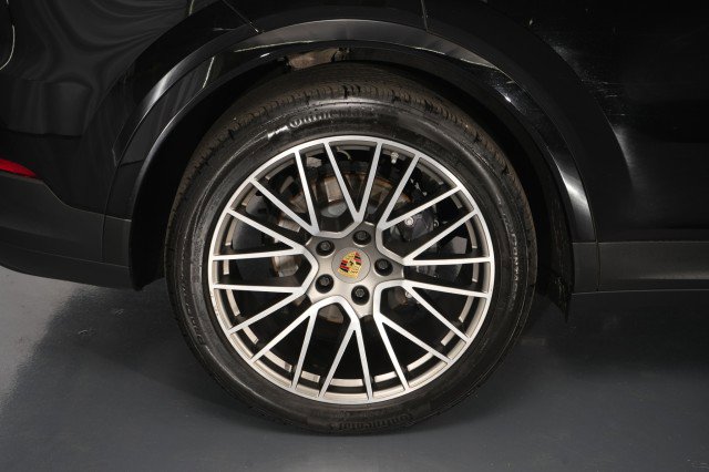 Used 2023 Porsche Cayenne Platinum Edition image 18