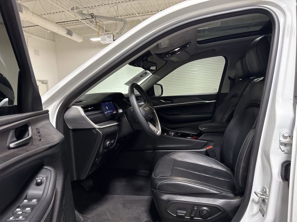 Used 2023 Jeep Grand Cherokee L Limited w/ Black Appearance Package image 21