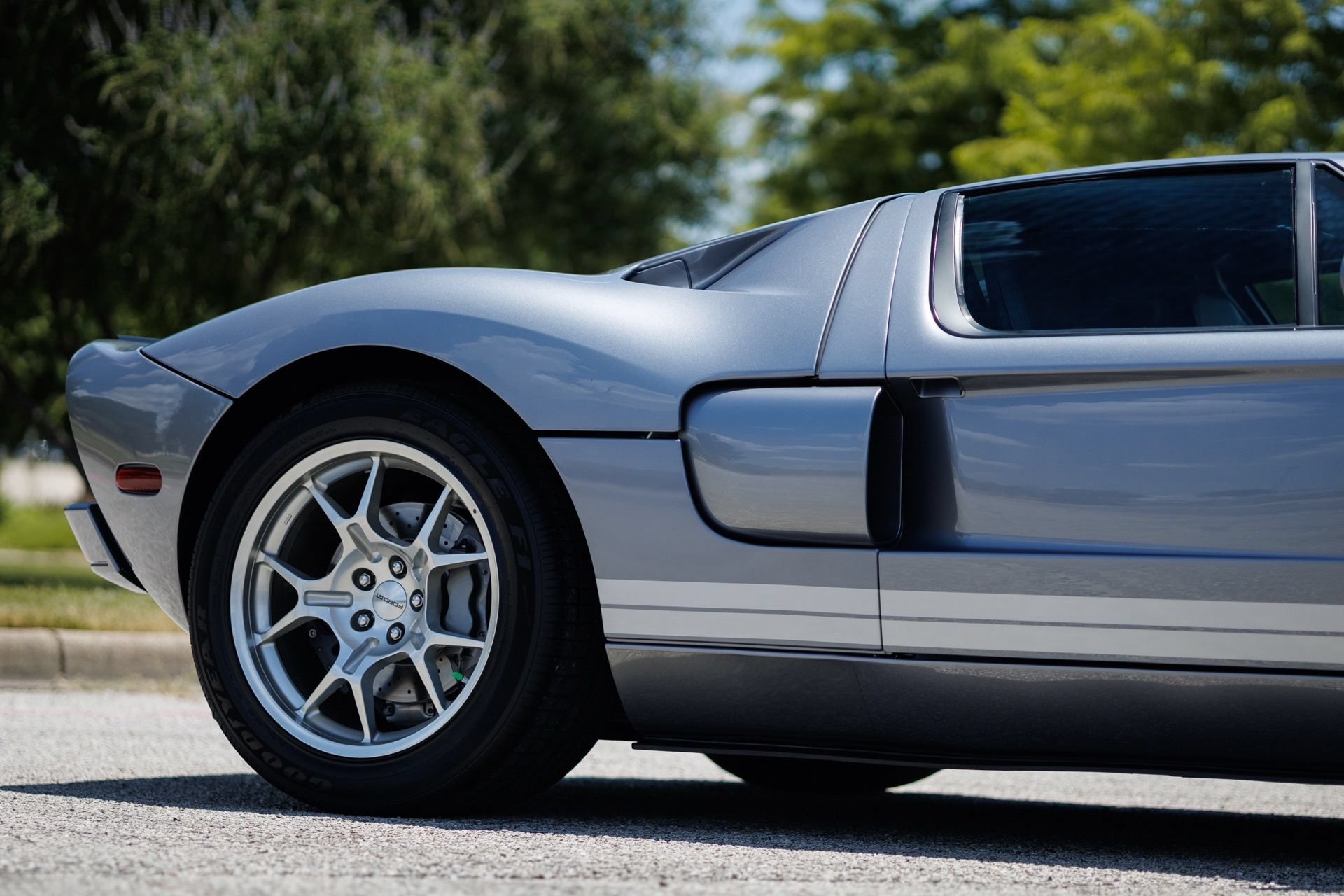 Used 2006 Ford GT RWD image 14
