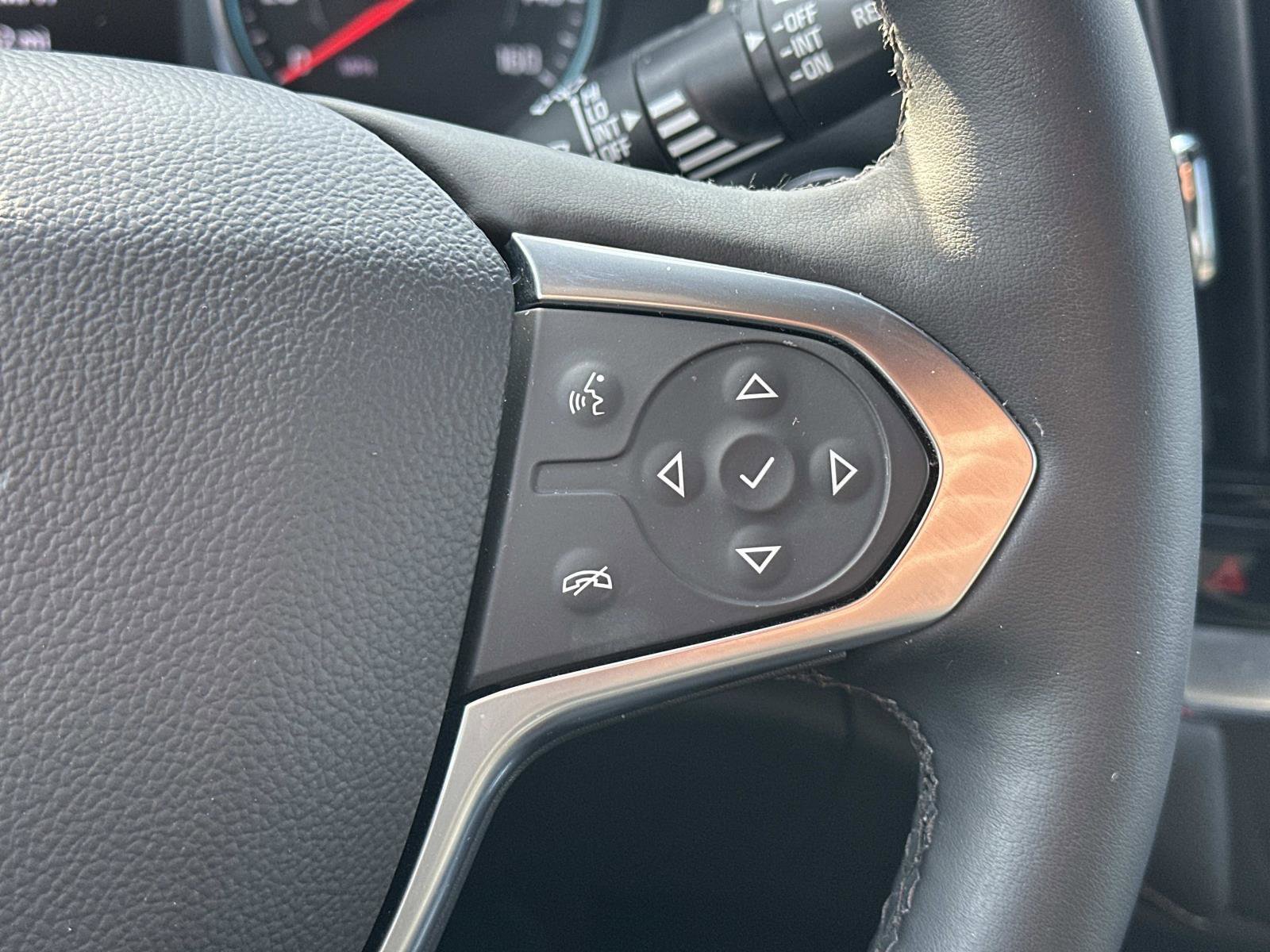 Used 2023 Chevrolet Traverse LT w/ Rear Camera Mirror Package image 23