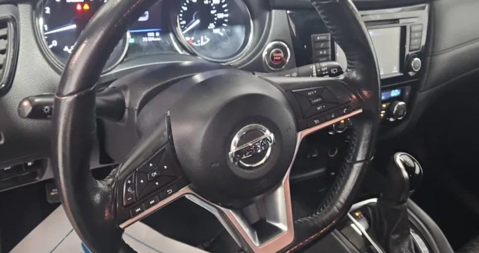 Used 2020 Nissan Rogue SV FWD image 2