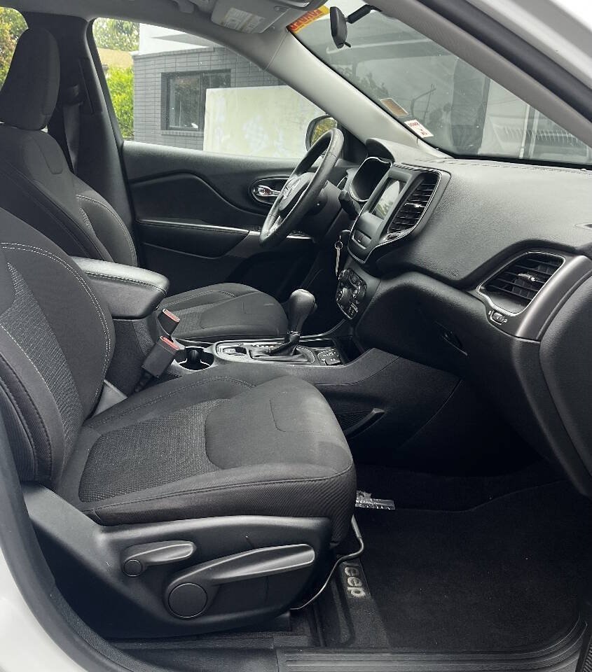 Used 2019 Jeep Cherokee Latitude w/ Popular Appearance Group FWD image 16