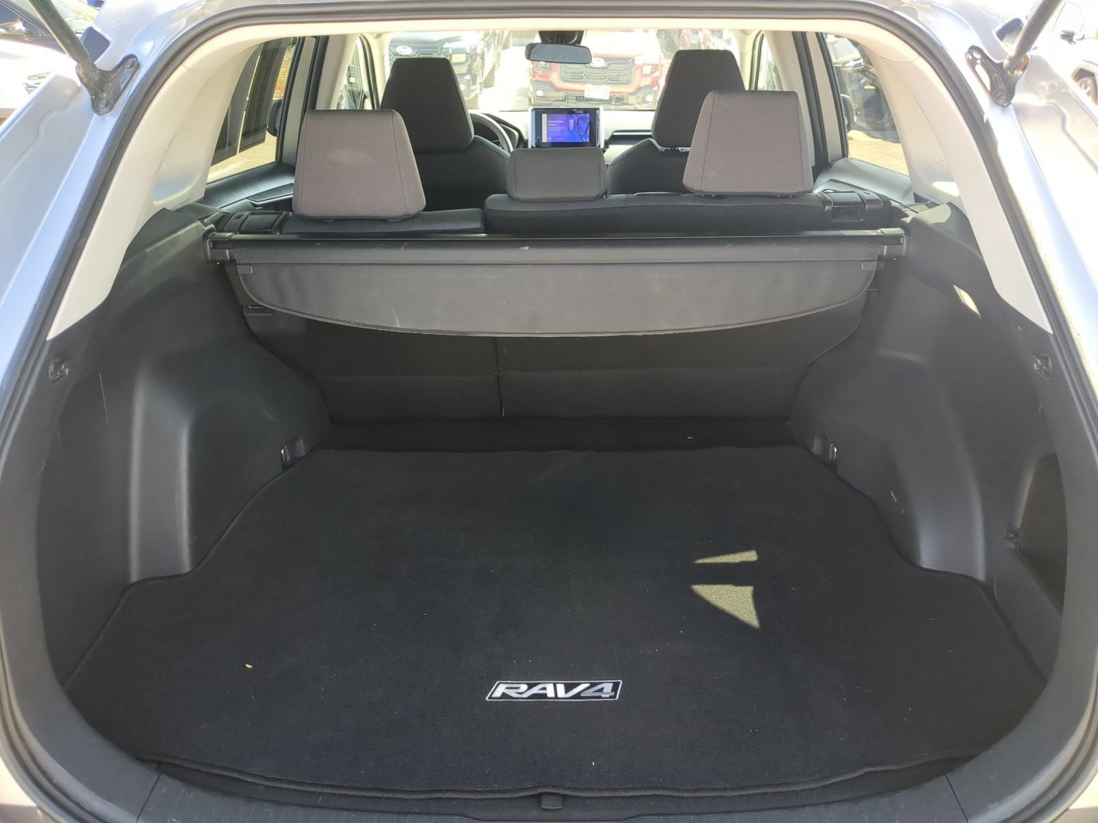 Used 2025 Toyota RAV4 XLE FWD image 31