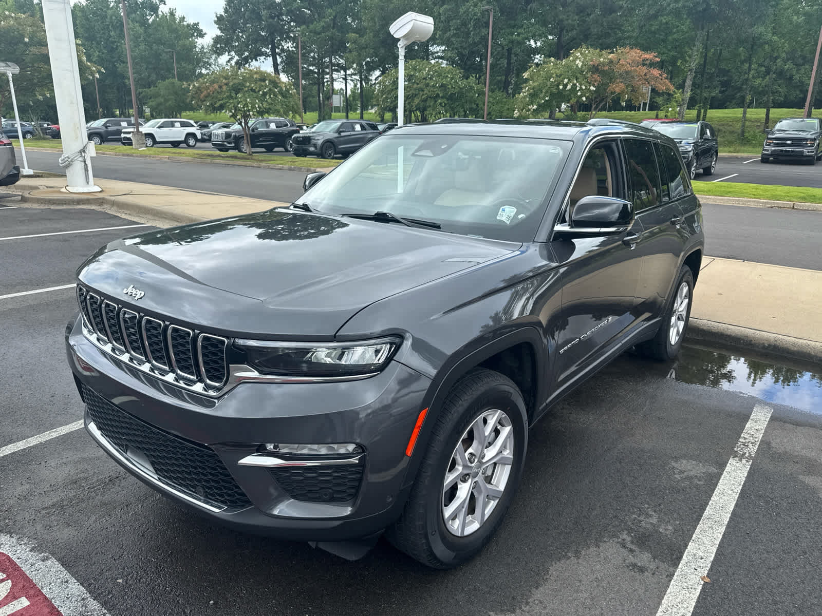 Used 2022 Jeep Grand Cherokee Limited w/ Luxury Tech Group II RWD image 2