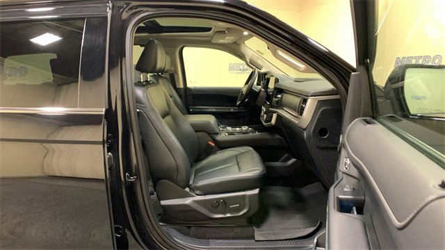 Used 2023 Ford Expedition XLT image 11