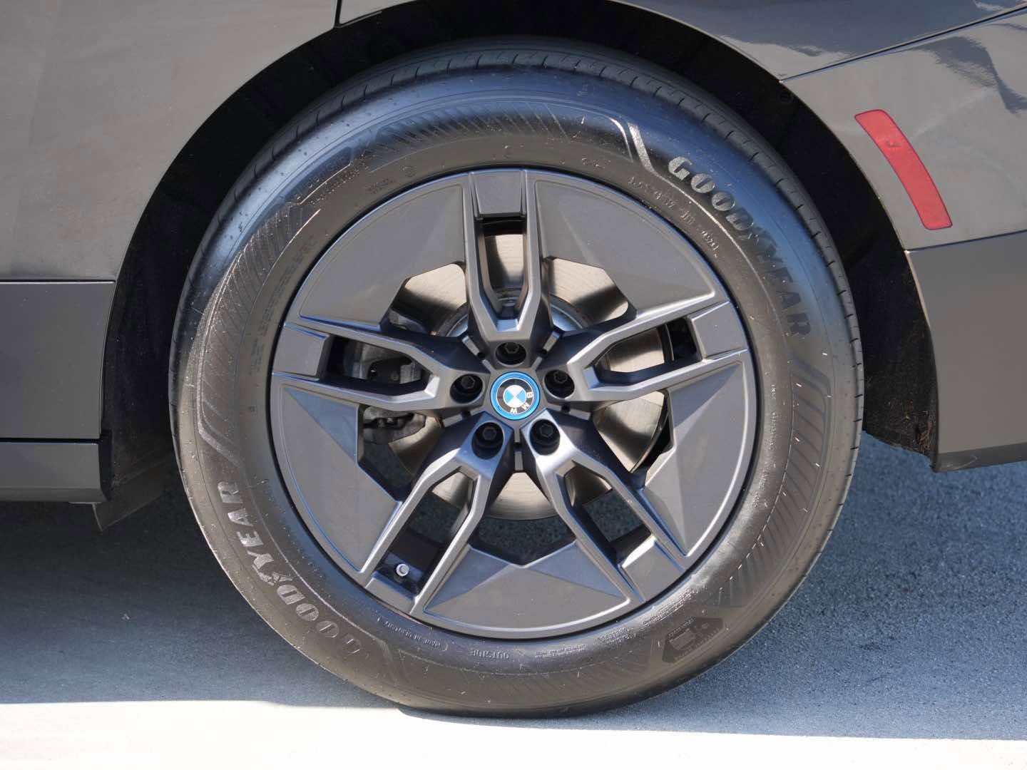 Used 2025 BMW iX xDrive50 AWD/4WD image 5