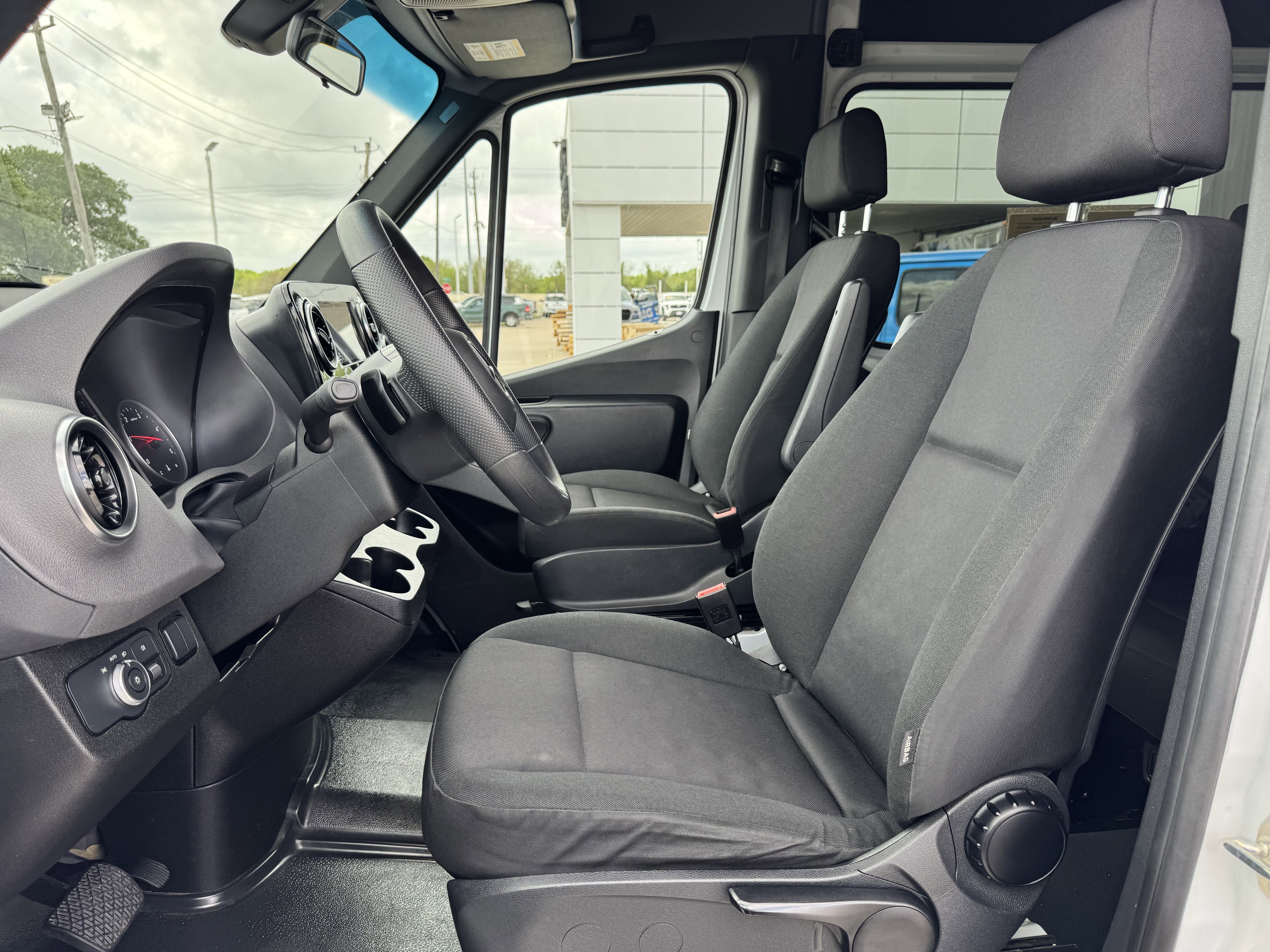 Used 2025 Mercedes-Benz Sprinter 2500 image 25