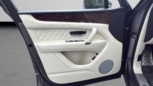 Used 2017 Bentley Bentayga image 11