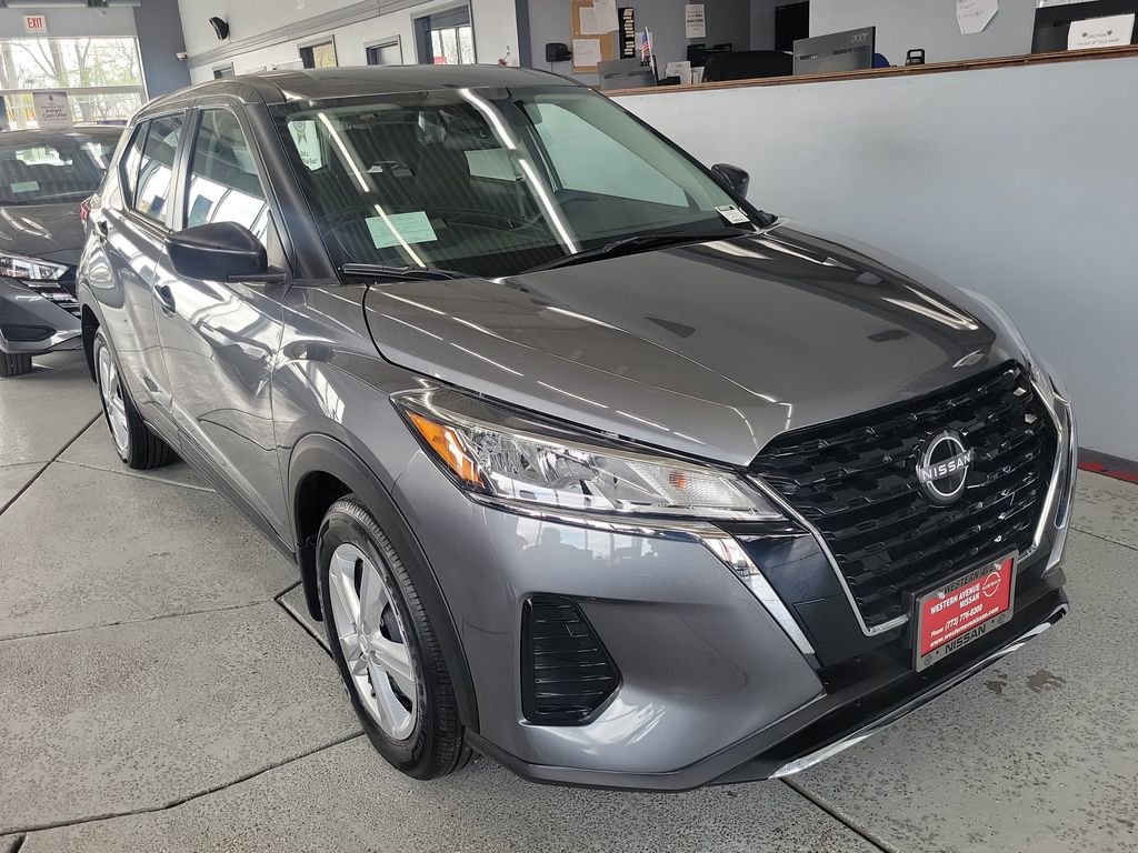 New 2025 Nissan Kicks Play S