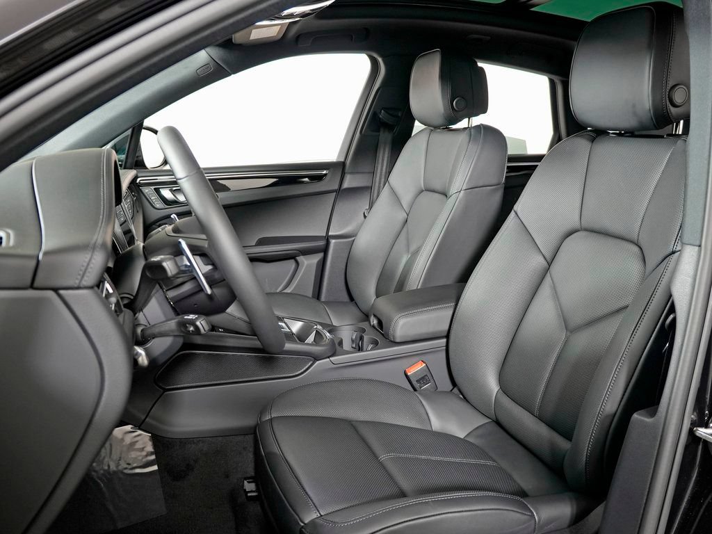 Certified 2026 Porsche Macan AWD/4WD image 5