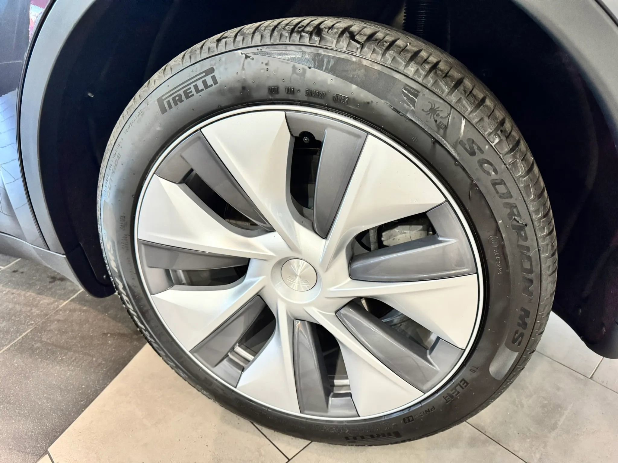 Used 2024 Tesla Model Y Long Range image 38