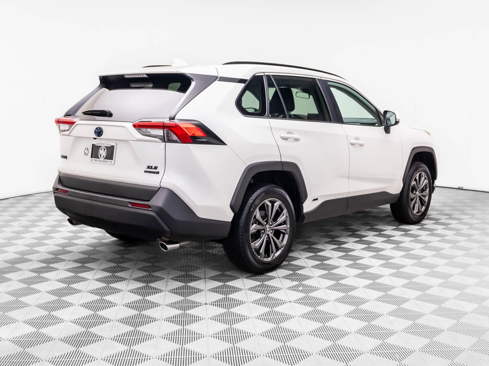 Used 2022 Toyota RAV4 XLE Premium AWD/4WD image 6