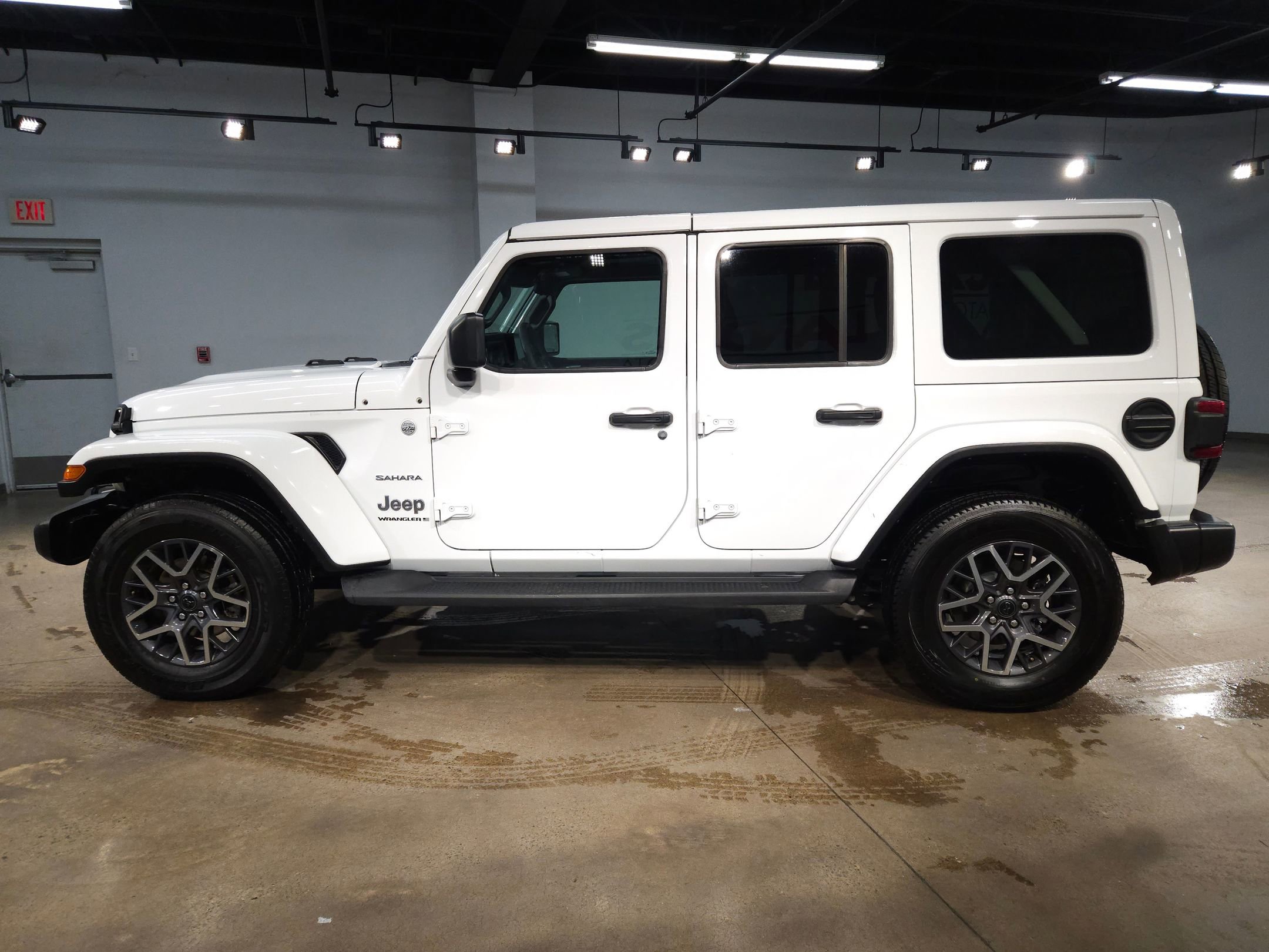 Used 2024 Jeep Wrangler Sahara image 4