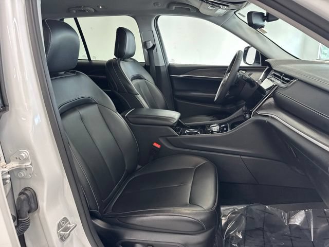 Used 2023 Jeep Grand Cherokee Limited w/ Black Appearance Package AWD/4WD image 27
