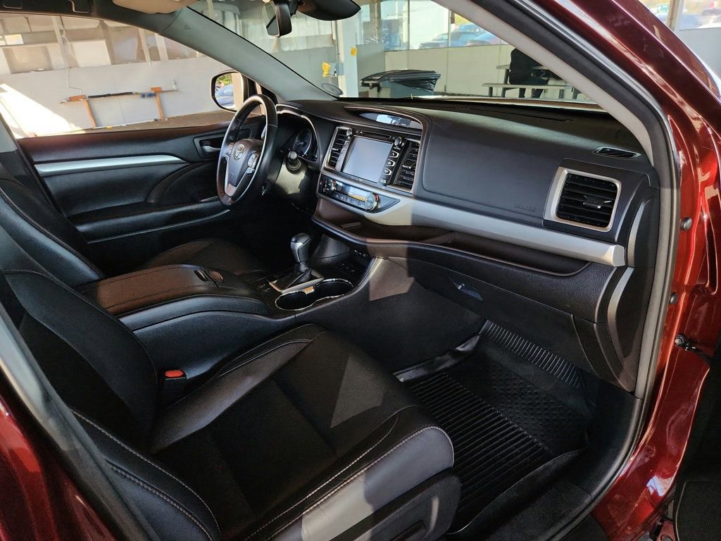 Used 2018 Toyota Highlander XLE image 24