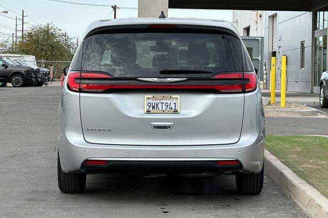 Certified 2024 Chrysler Pacifica Touring-L FWD image 8