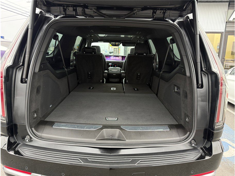 Used 2025 Cadillac Escalade ESV Premium Luxury image 46