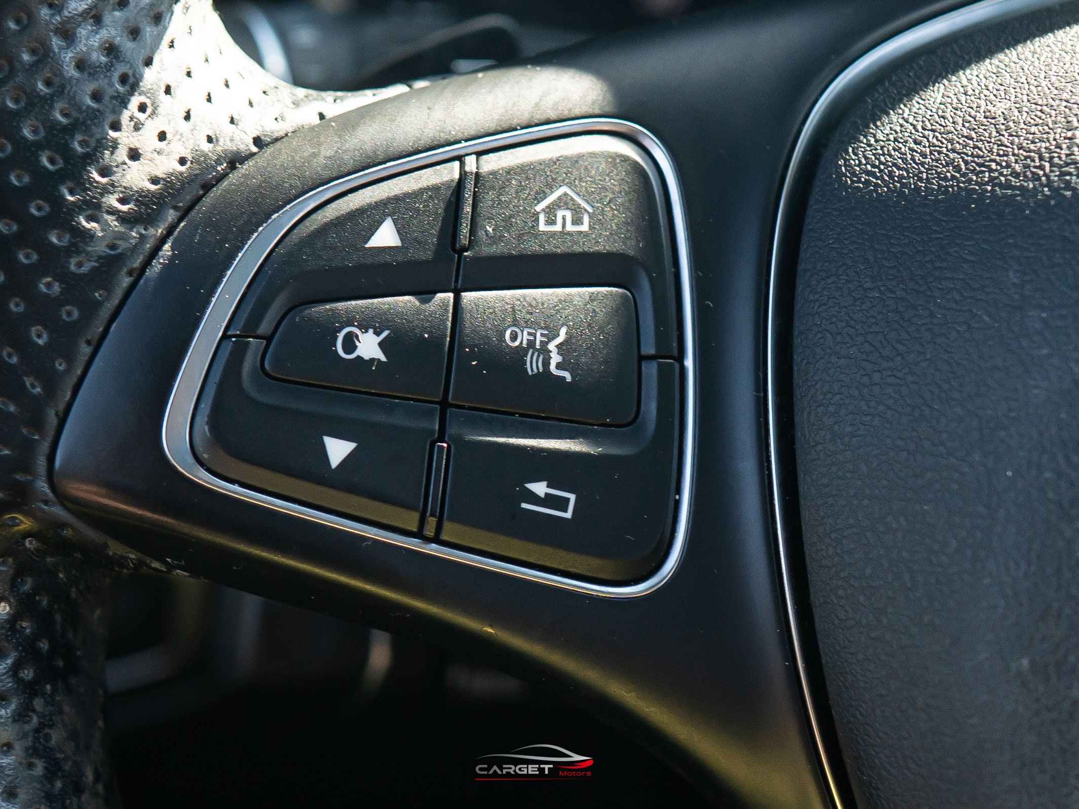 Used 2019 Mercedes-Benz GLC 300 4MATIC w/ Multimedia Package image 24