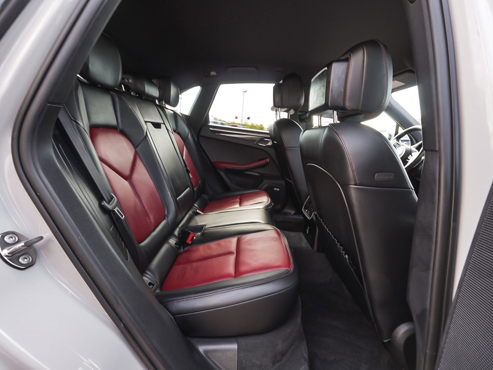 Used 2022 Porsche Macan AWD/4WD image 40