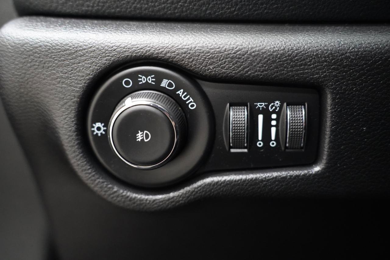 Used 2021 Chrysler Pacifica Touring-L w/ Uconnect Theater Family Group image 22