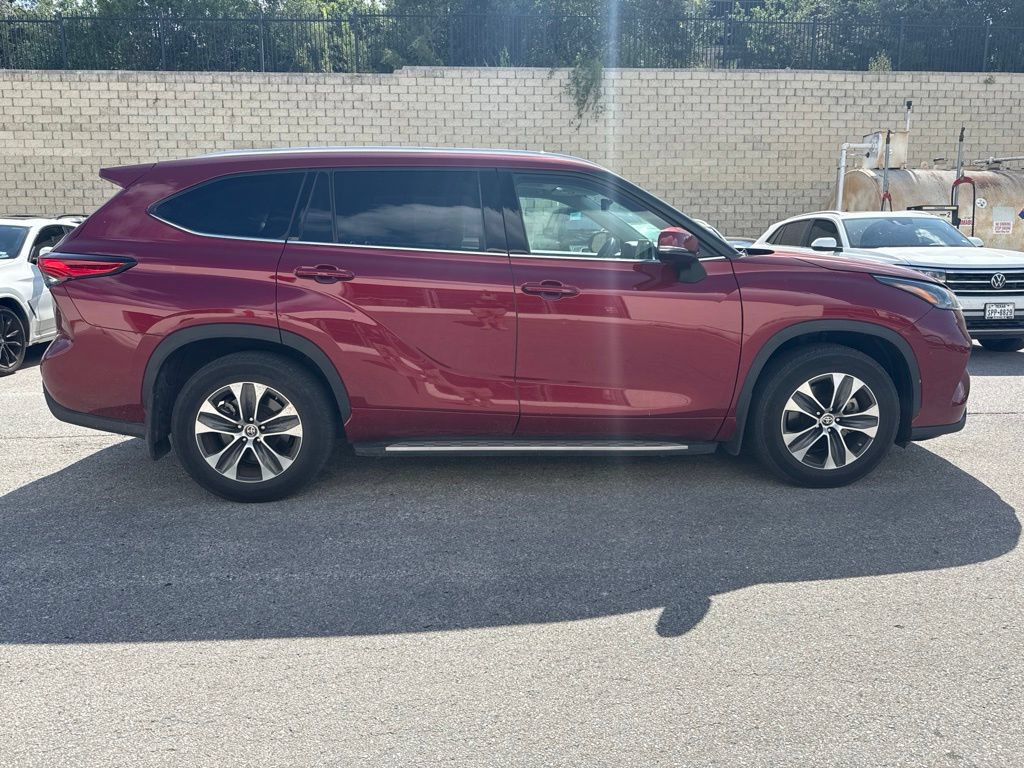 Used 2022 Toyota Highlander XLE FWD image 5