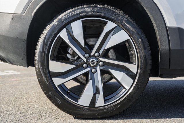 Certified 2025 Volvo XC40 B5 Plus image 18