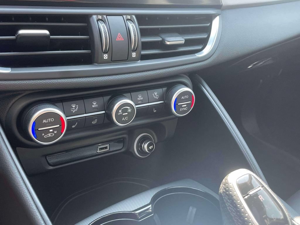 Used 2025 Alfa Romeo Giulia AWD image 29