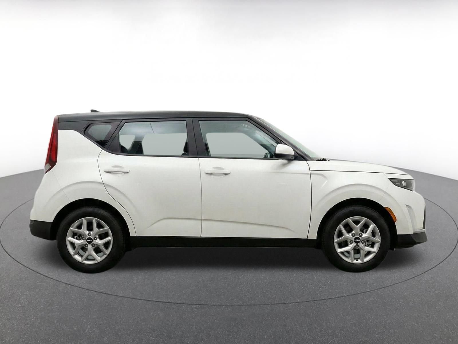 Used 2025 Kia Soul LX w/ LX Technology Package FWD image 10
