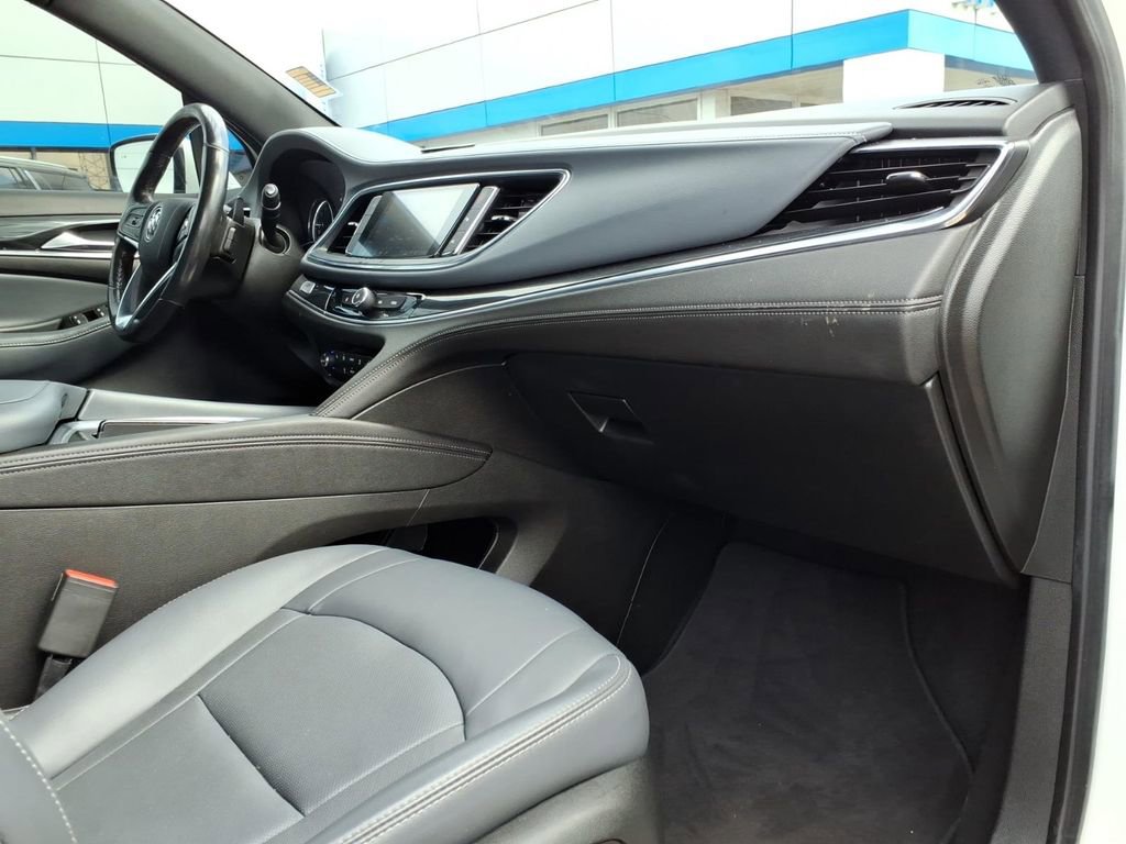Used 2023 Buick Enclave Essence image 11