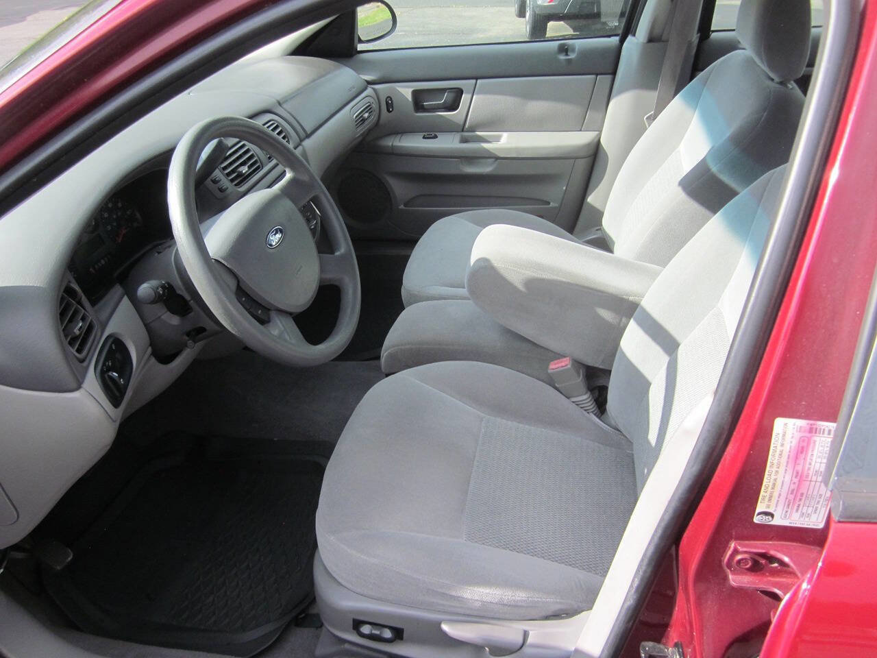 Used 2005 Ford Taurus SE FWD image 10