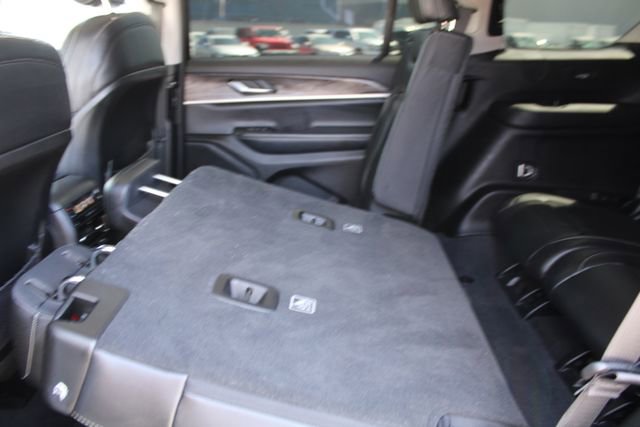 Used 2023 Jeep Grand Cherokee L Limited AWD/4WD image 39