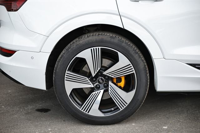 Used 2022 Audi e-tron Premium Plus image 6