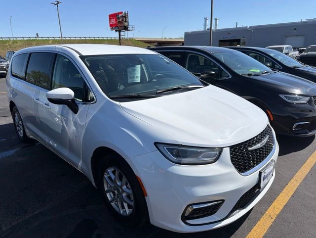 Used 2023 Chrysler Pacifica Touring-L FWD image 1