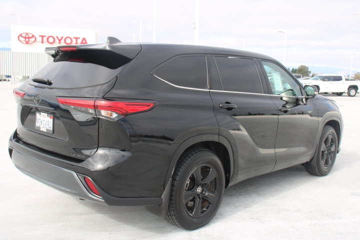 Used 2022 Toyota Highlander LE AWD/4WD image 3
