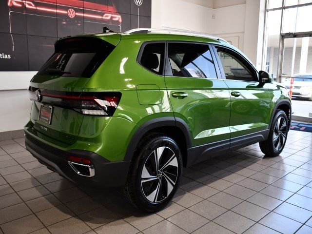 New 2026 Volkswagen Taos SE image 6
