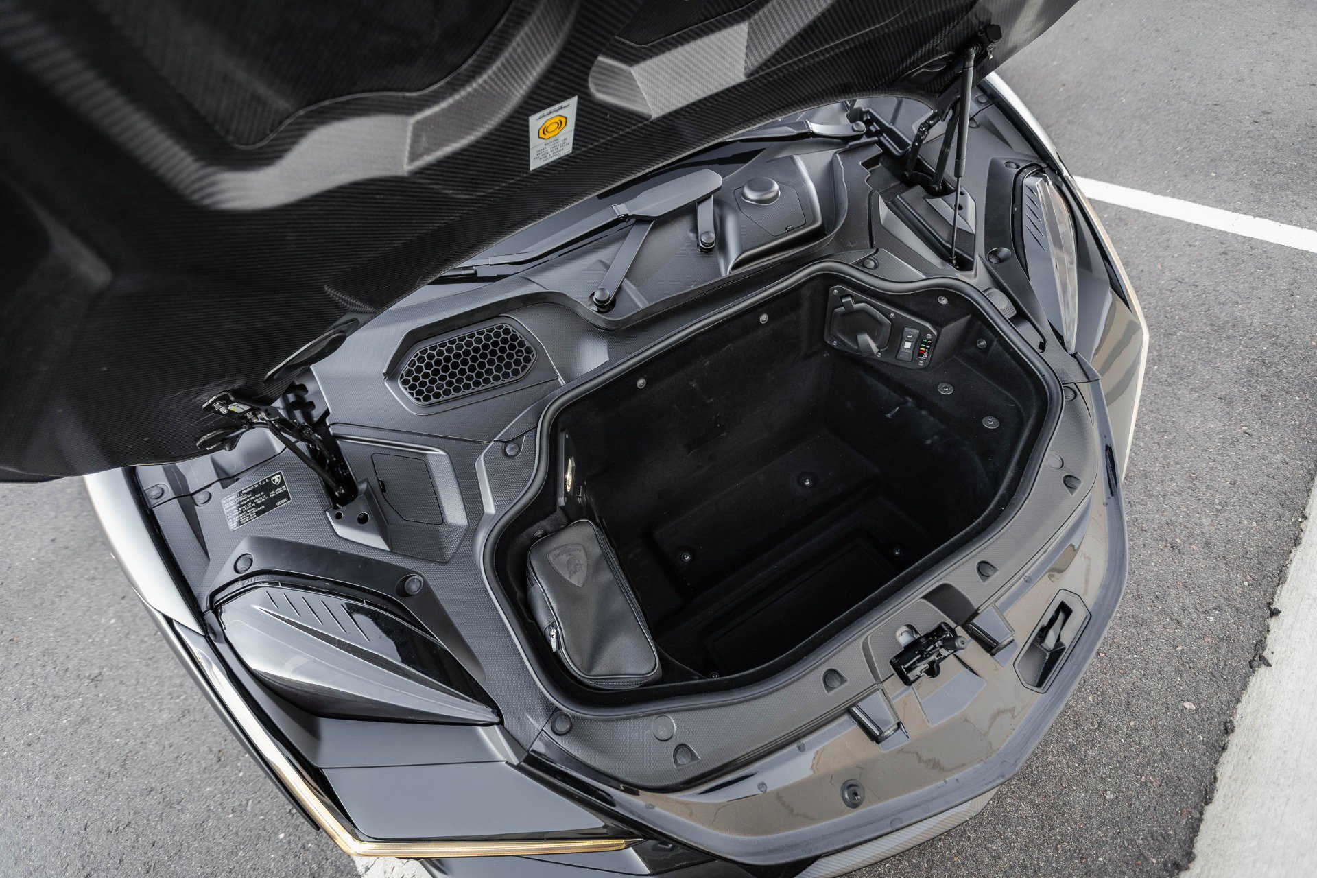 Used 2025 Lamborghini Revuelto AWD/4WD image 81