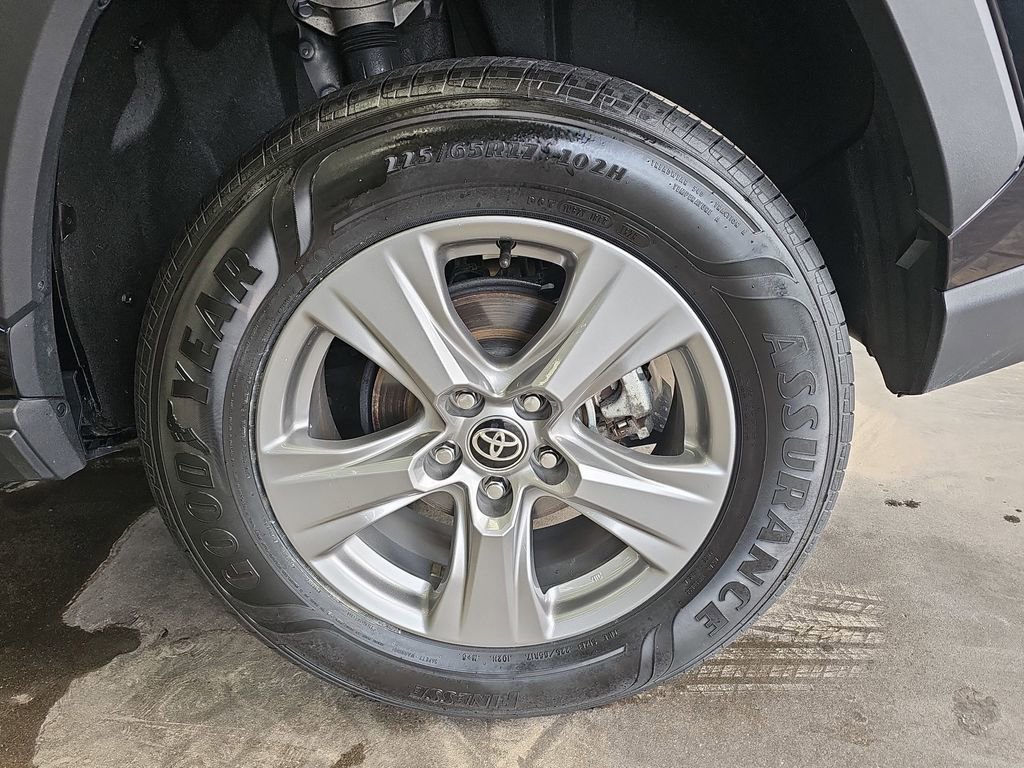 Used 2024 Toyota RAV4 XLE FWD image 33