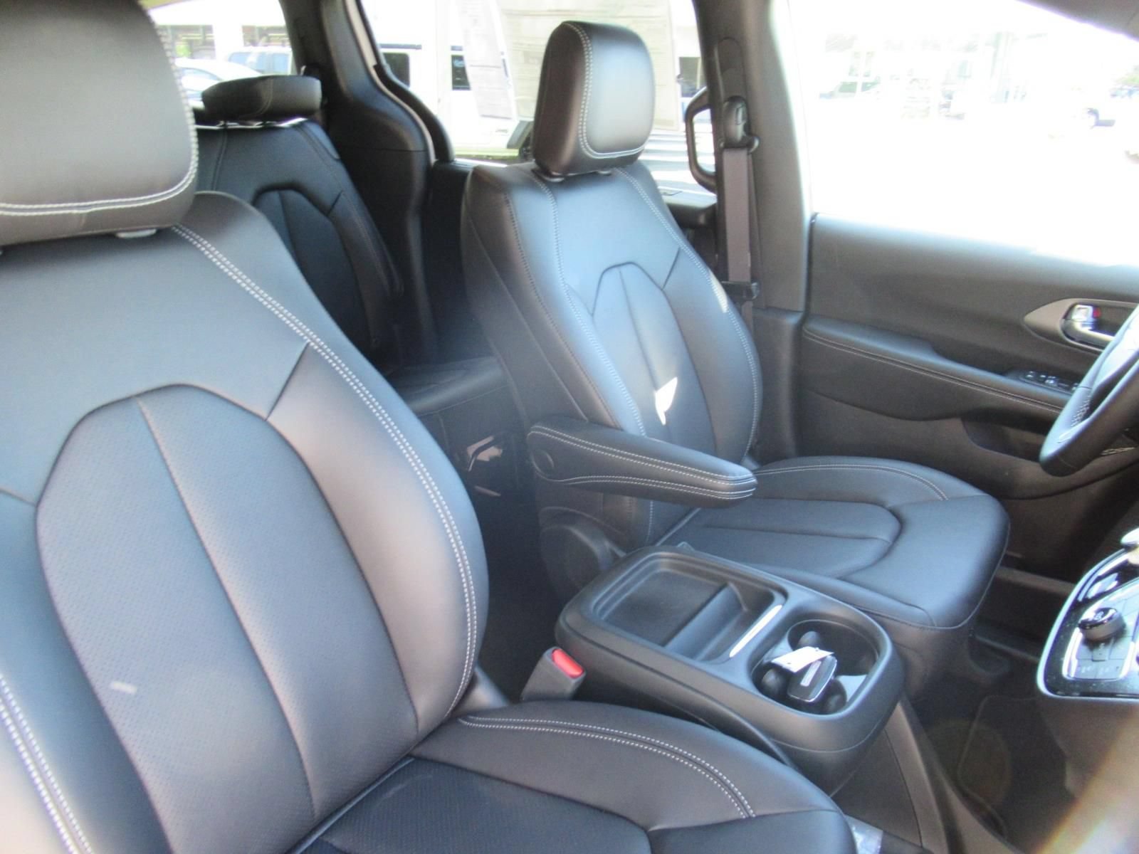 New 2027 Chrysler Pacifica Select FWD image 9