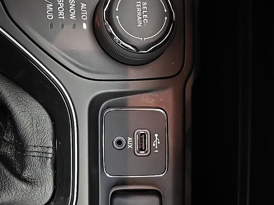 Used 2021 Jeep Cherokee Limited image 24