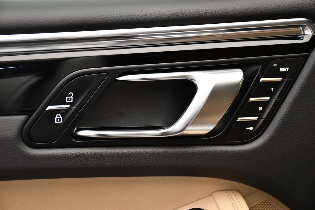 Certified 2025 Porsche Macan image 36