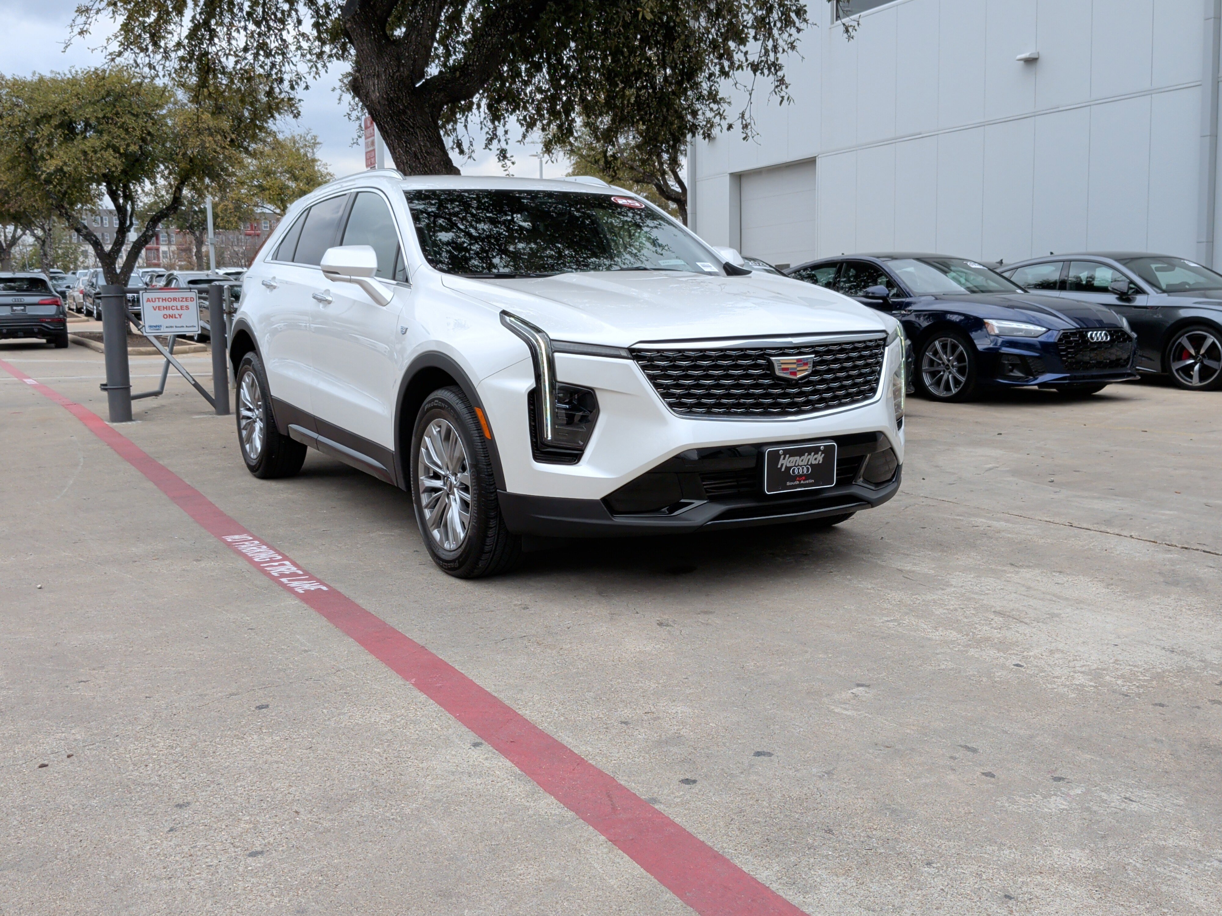 Used 2025 Cadillac XT4 Premium Luxury image 2