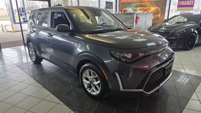 Used 2023 Kia Soul LX w/ LX Technology Package FWD image 4