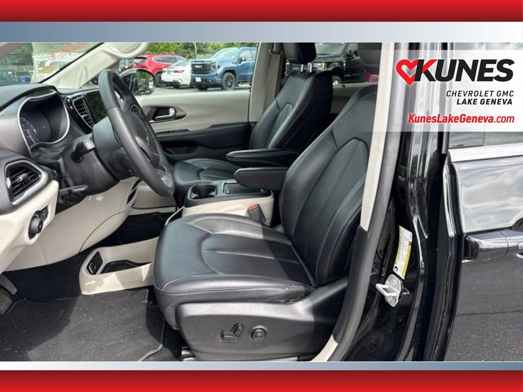 Used 2024 Chrysler Pacifica Touring-L FWD image 12