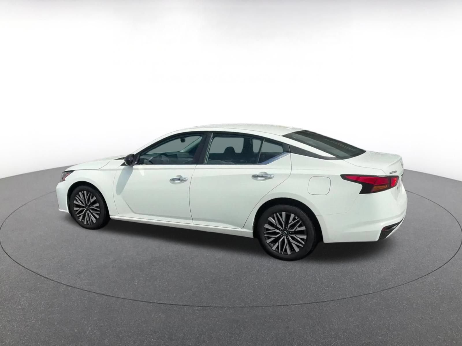 Used 2025 Nissan Altima 2.5 SV FWD image 8